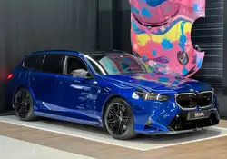 BMW M5 Touring G99 V8 727 CV– Marina Bay Blue| Bowers & Wilkins