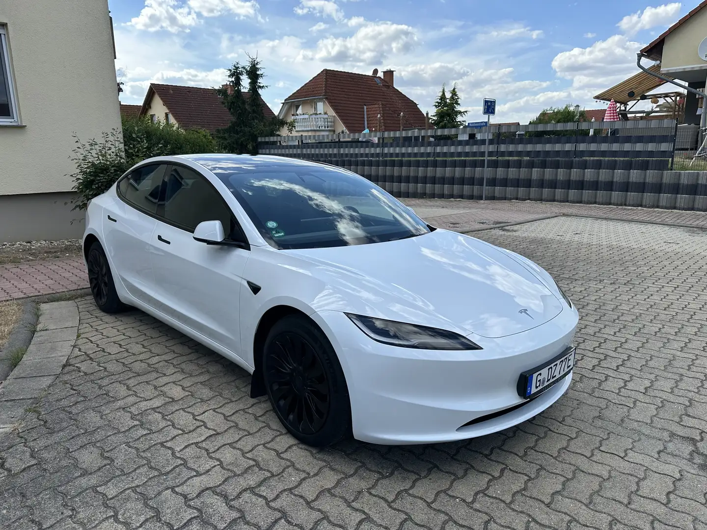 Tesla Model 3 Highland mit Alcantara Dachhimmel Weiß - 1