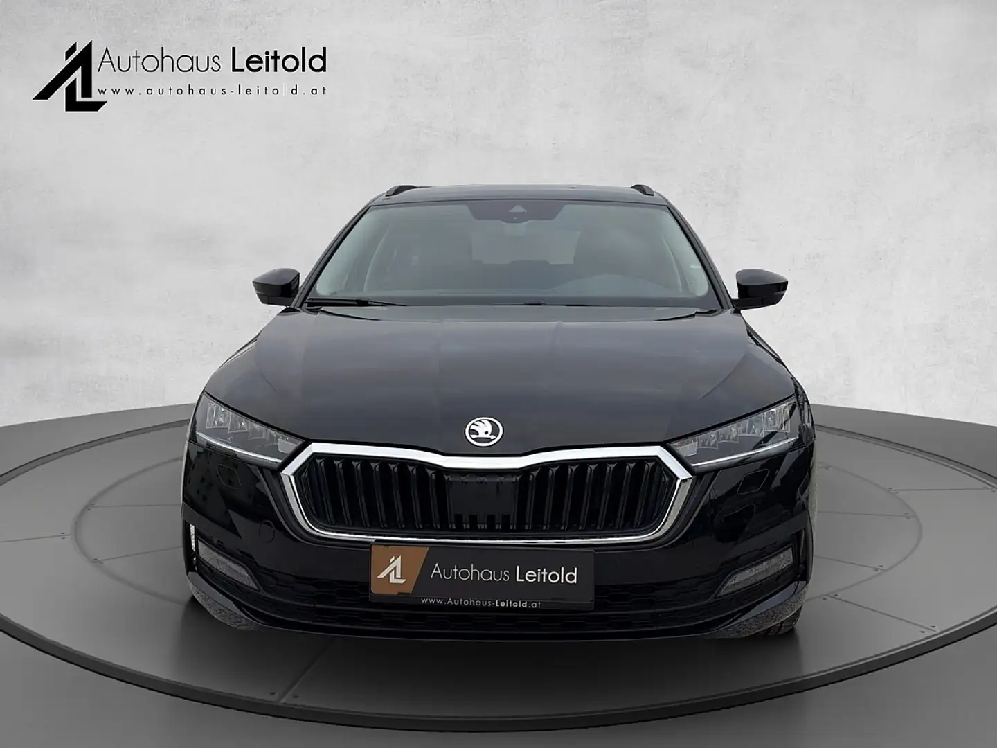 Skoda Octavia Combi 2,0 TDI Ambition DSG AHK CAM MASSAGE KEYL... Schwarz - 2