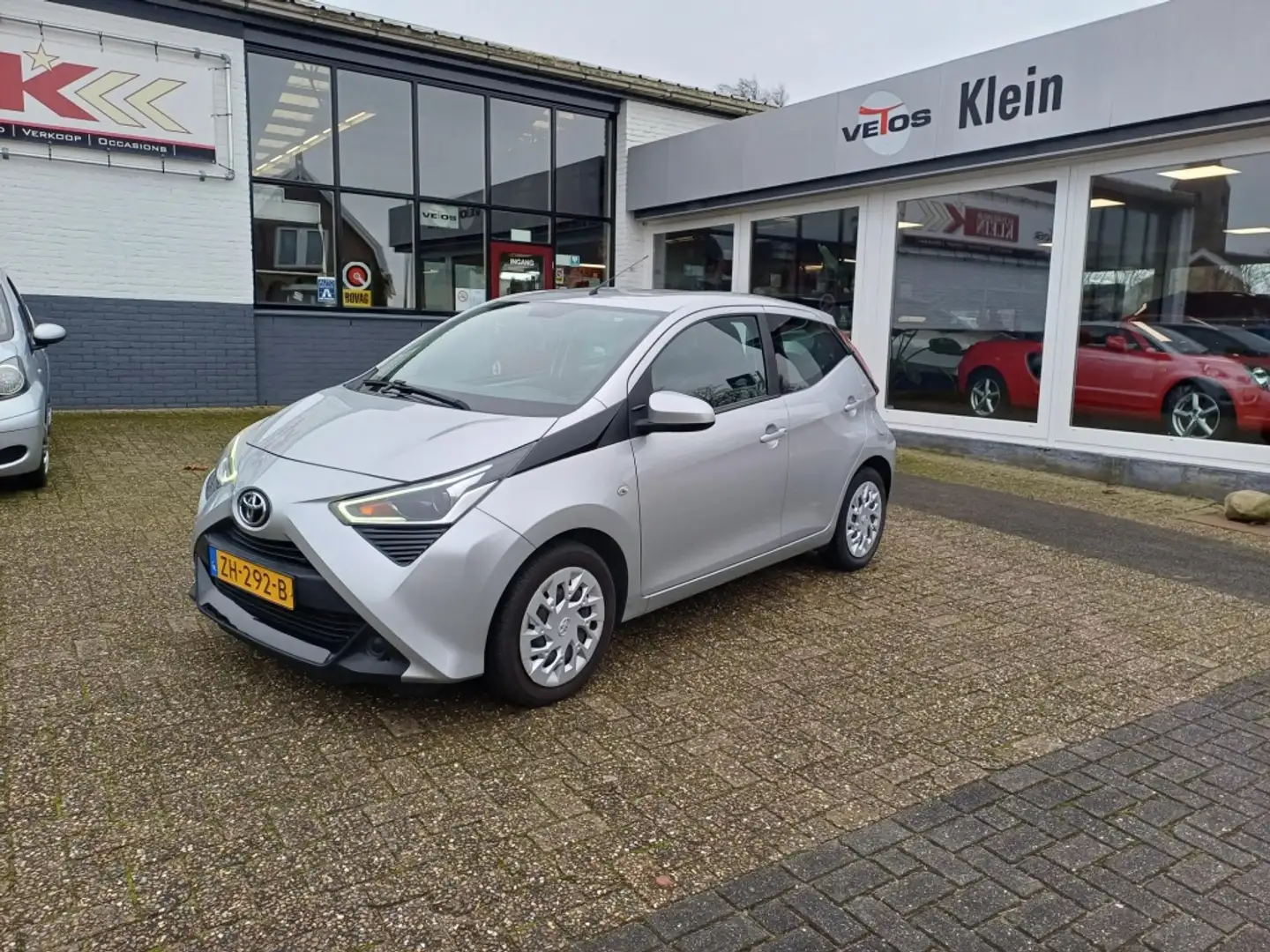 Toyota Aygo 1.0 VVT-i x-play Grijs - 1