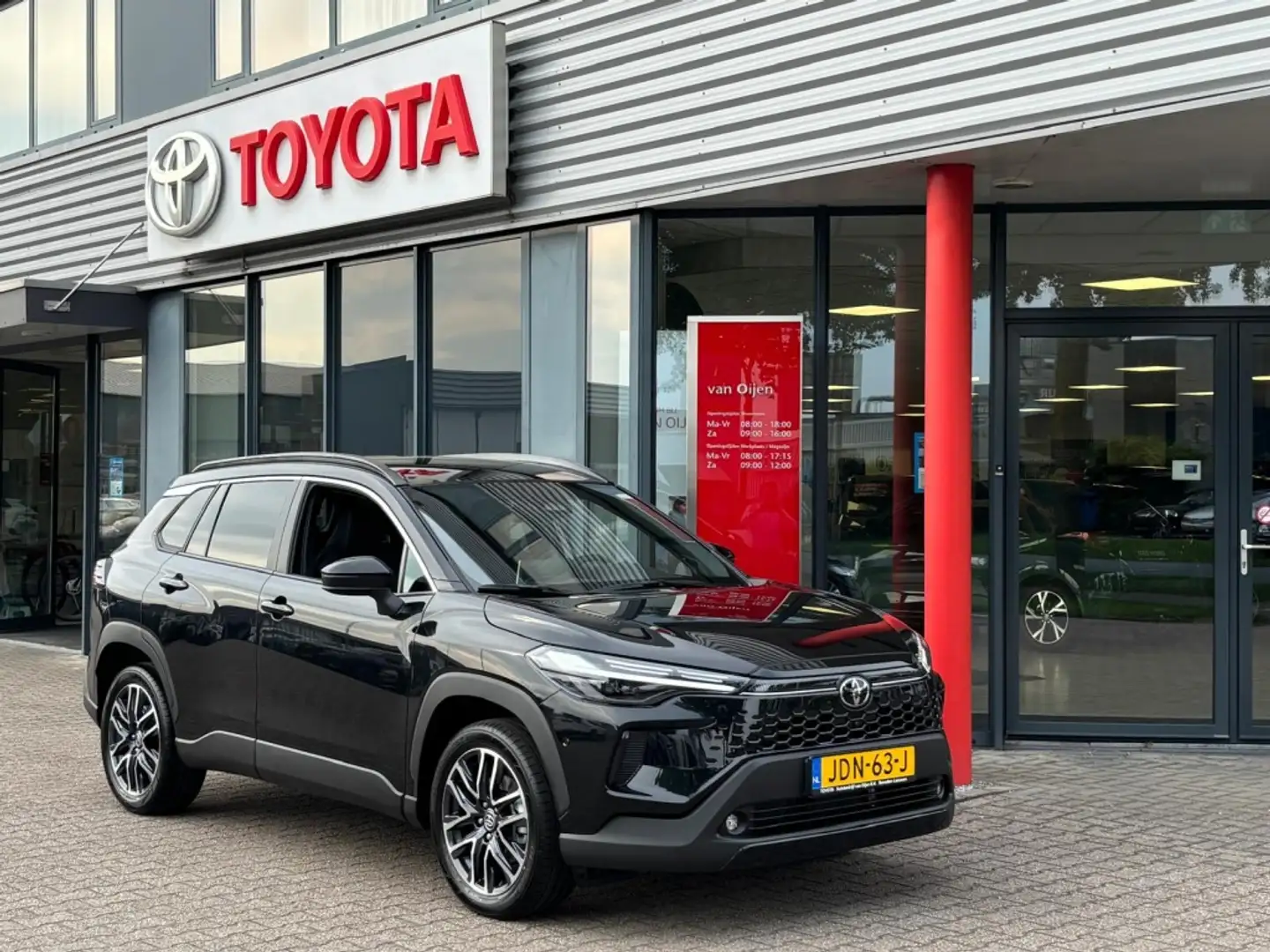 Toyota Corolla Cross Hybrid 180 Executive | Nav | 360 Camera | Leder | Zwart - 1