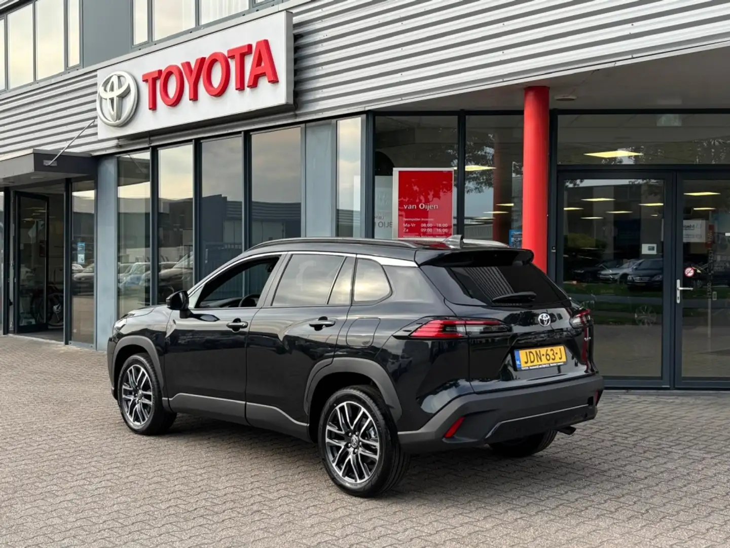 Toyota Corolla Cross Hybrid 180 Executive | Nav | 360 Camera | Leder | Zwart - 2