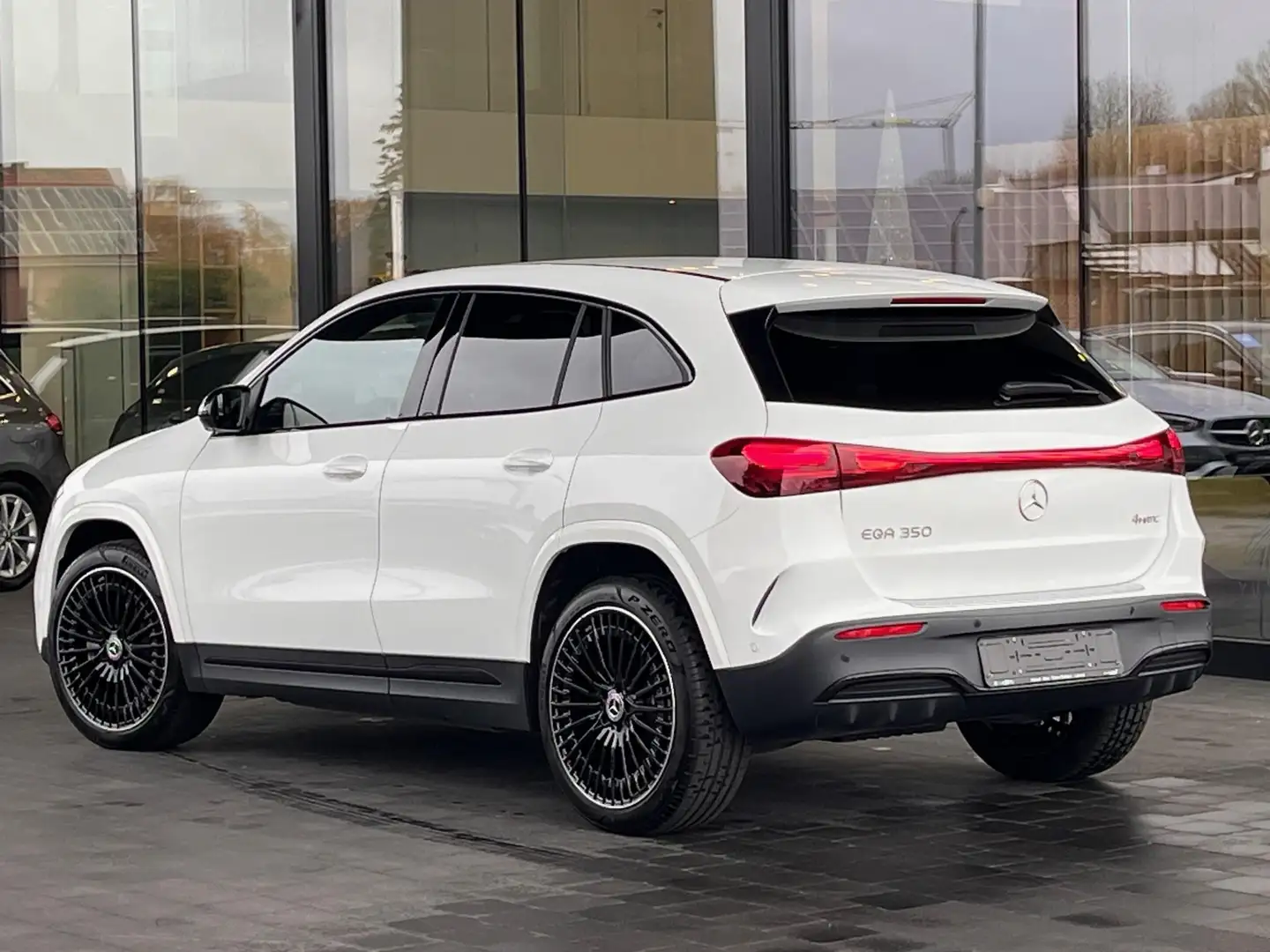 Mercedes-Benz EQA 350 4MATIC AMG Line Wit - 2