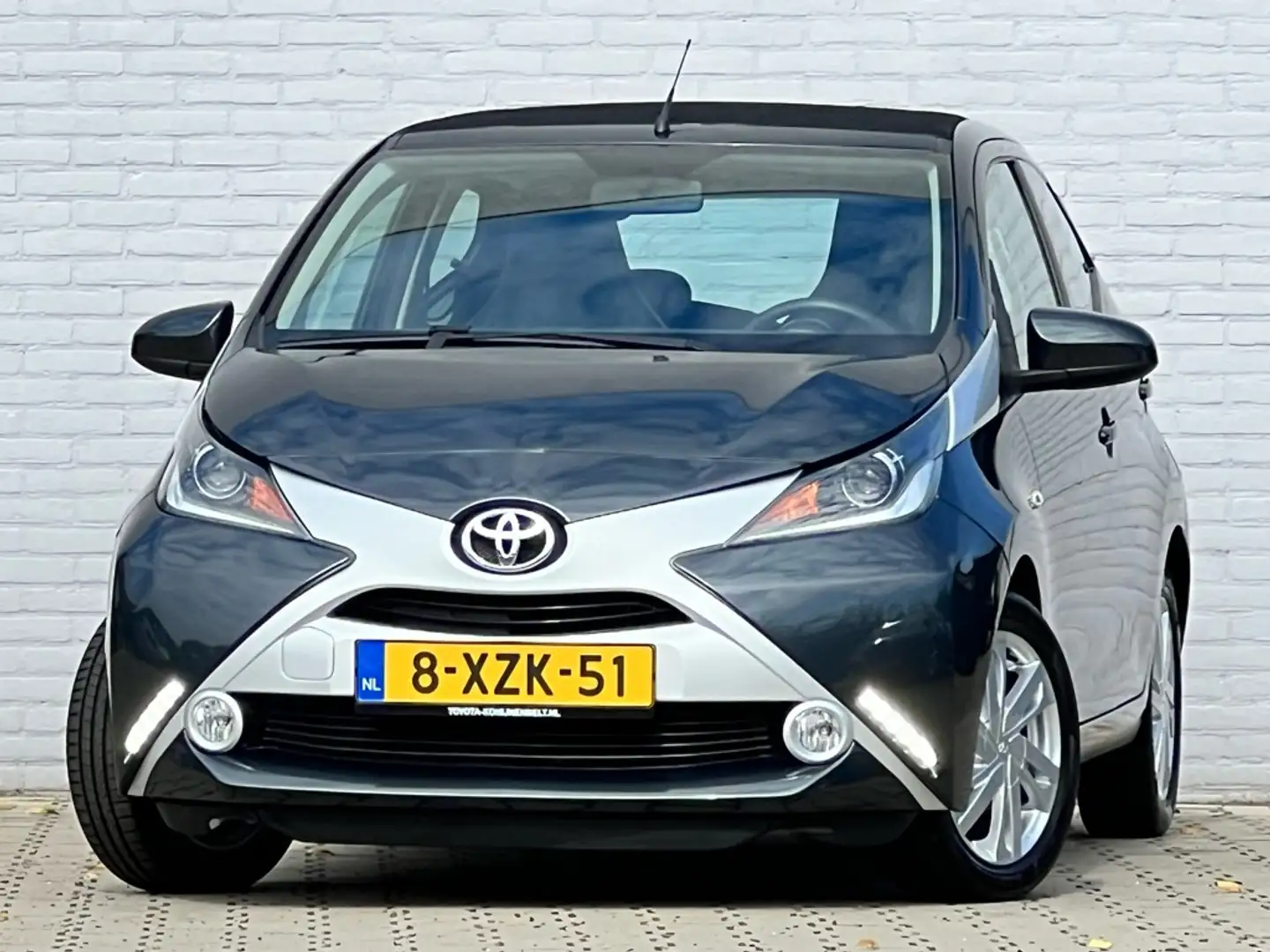 Toyota Aygo 1.0 VVT-i x-wave Cabrio Automaat 5-deurs Grijs - 2