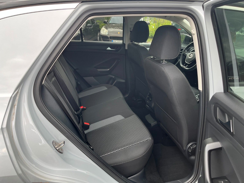 Volkswagen T-Roc ACC Pano LED Kamera Carplay SHZ BT DAB — photo 13