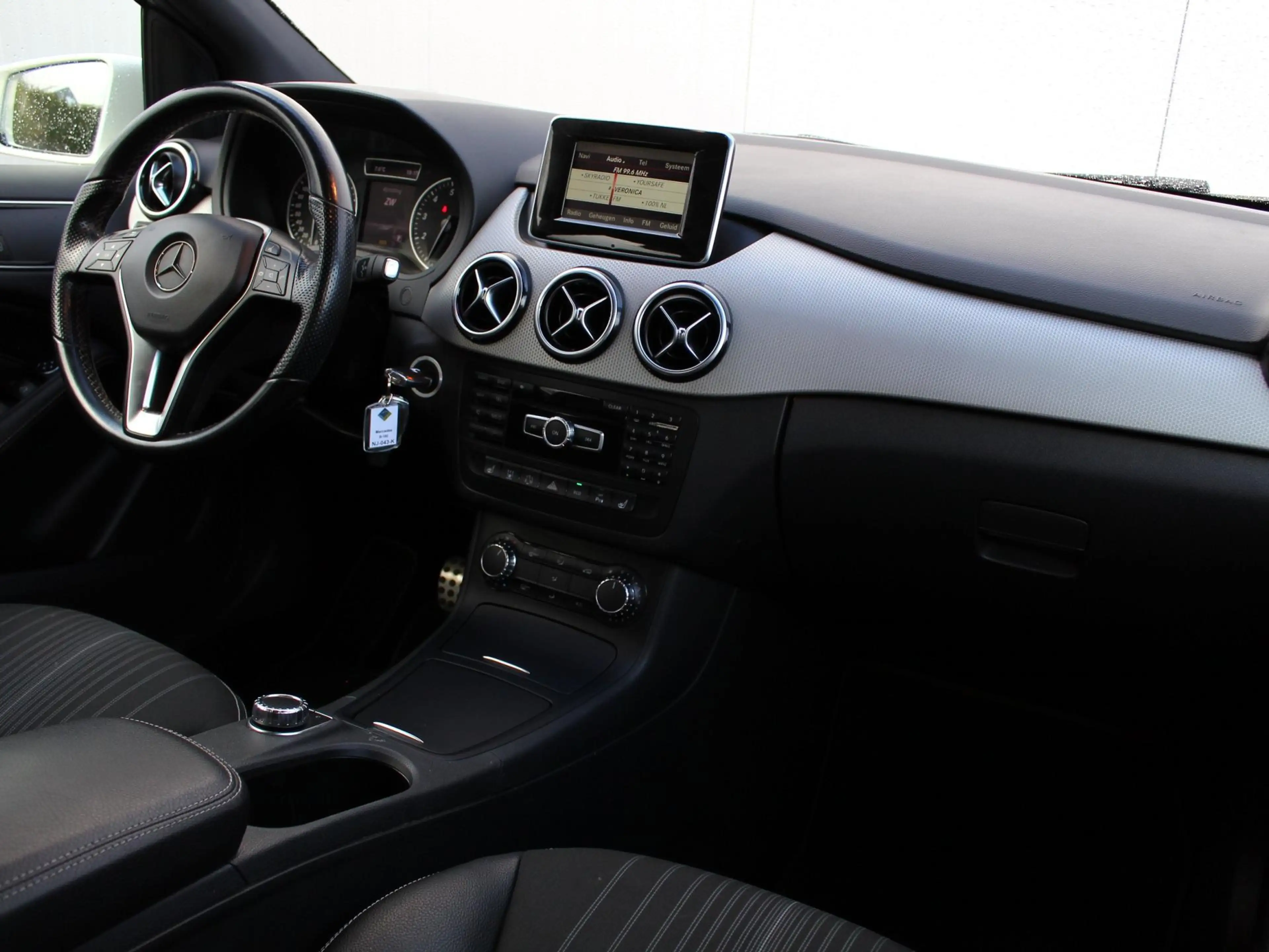 Mercedes-Benz B 180 | Lichtmetalen velgen | Achteruitrijcamera | Parke — photo 11