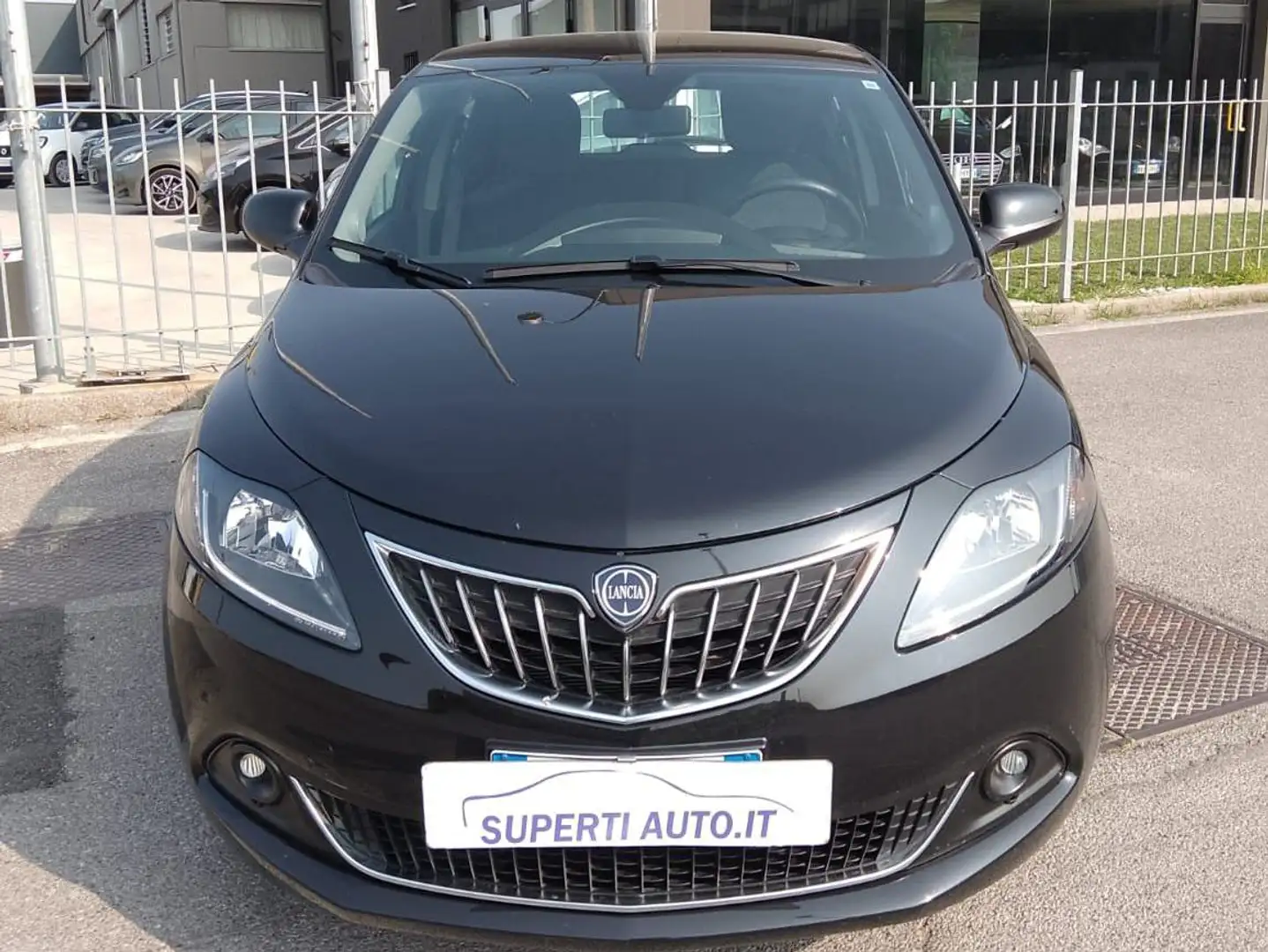 Lancia Ypsilon Ypsilon III 2023 1.0 hybrid Gold neopatentati Zwart - 2