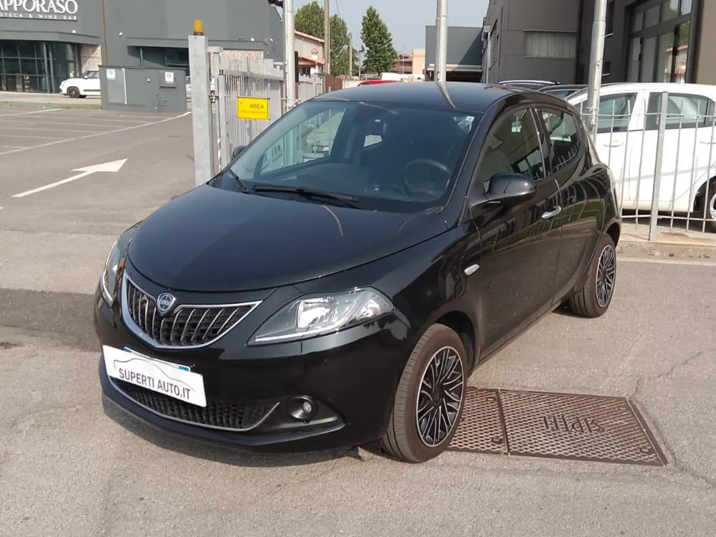 Lancia Ypsilon Ypsilon III 2023 1.0 hybrid Gold neopatentati Zwart - 1