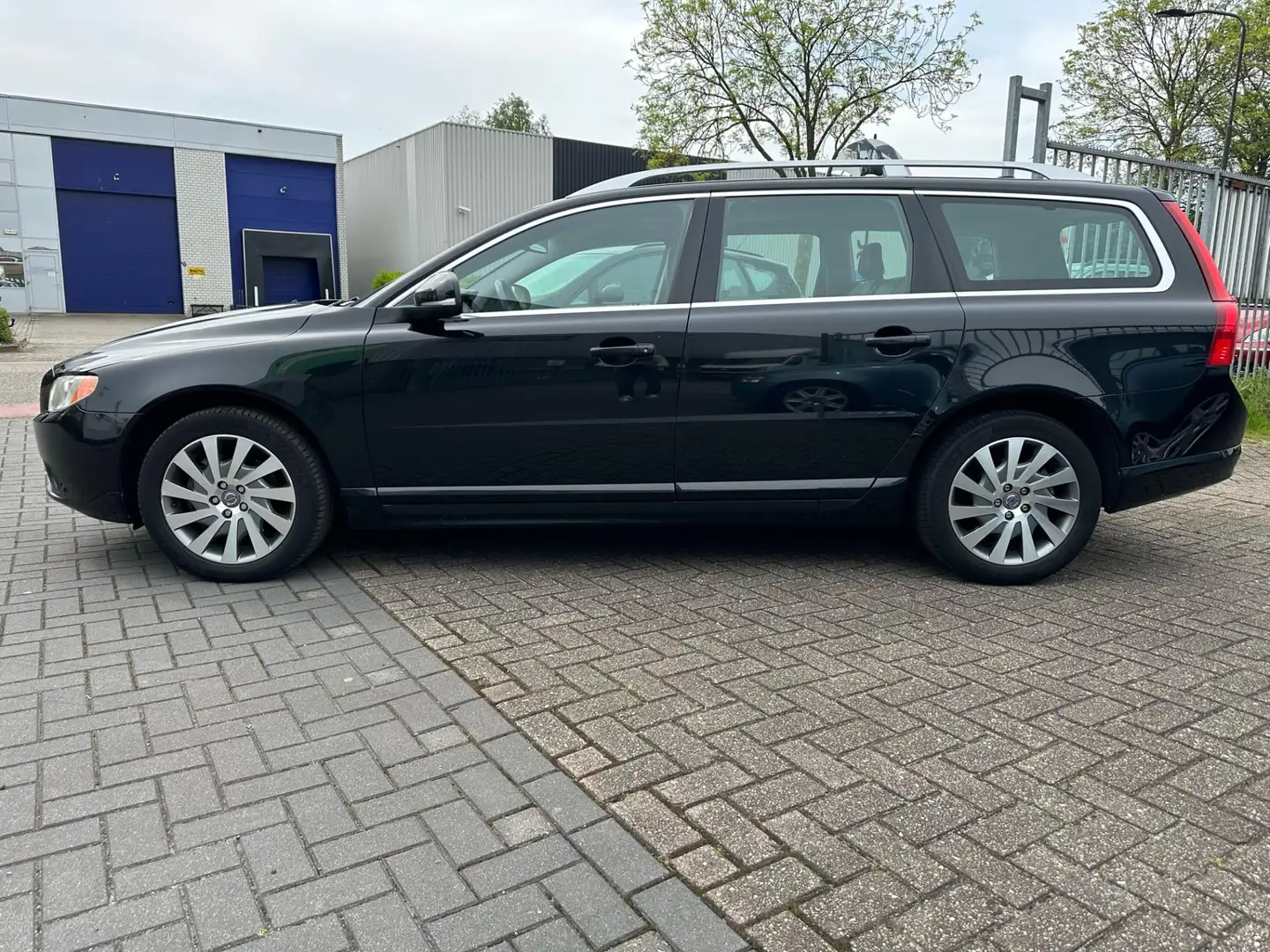 Volvo V70 2.0 D3 Limited Edition Fekete - 2