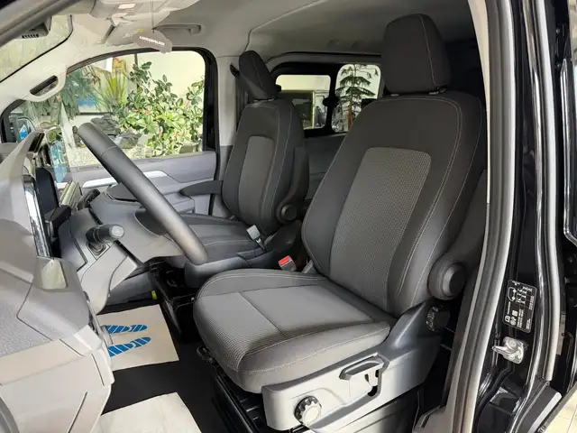 Volkswagen Transporter view 12