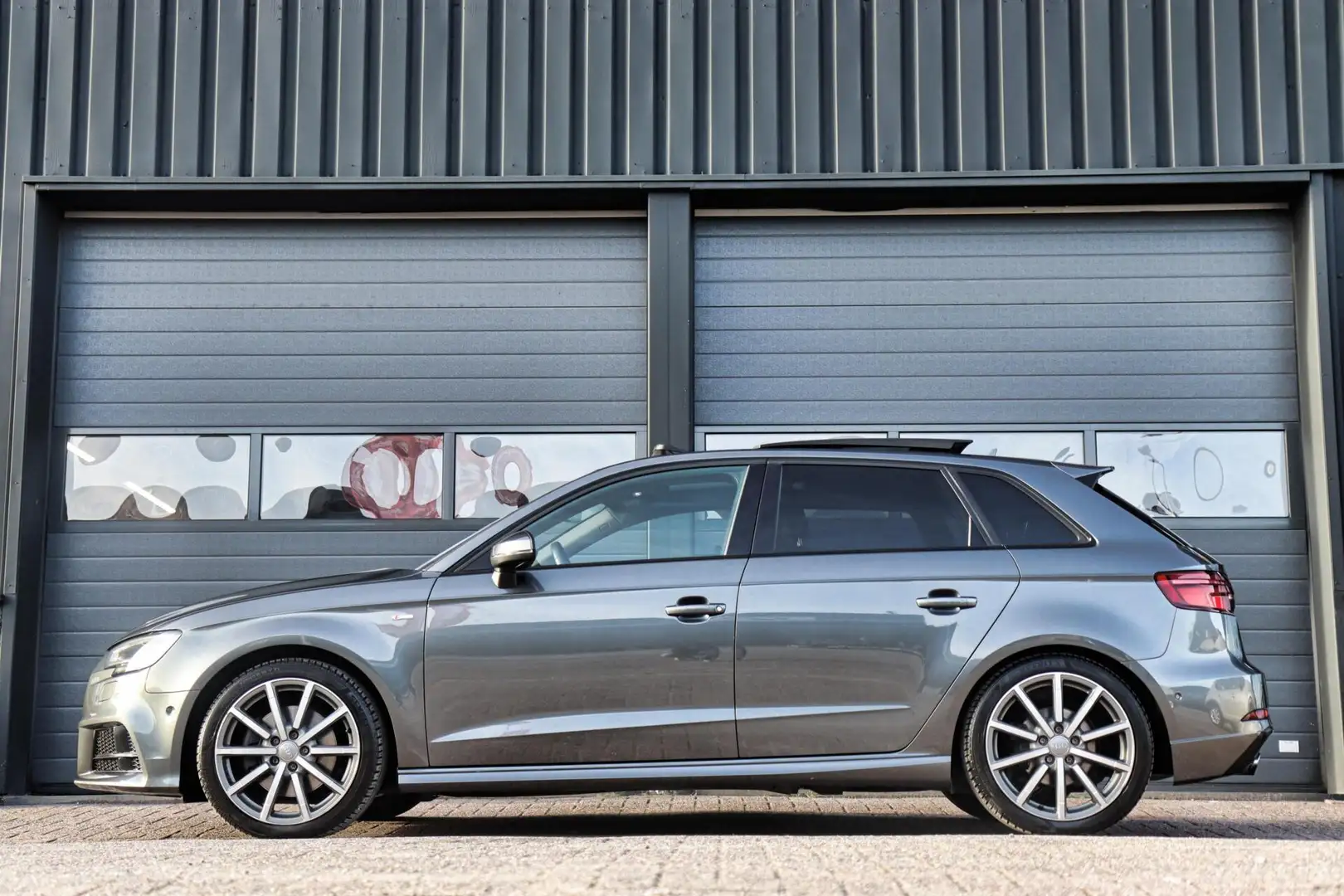 Audi A3 Sportback 2.0 TFSI Quattro 3x S-Line /LED/PANODAK/ Grijs - 2