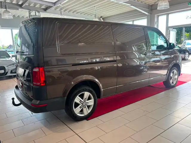 Volkswagen Transporter view 4