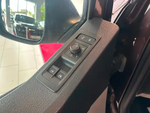 Volkswagen Transporter view 12