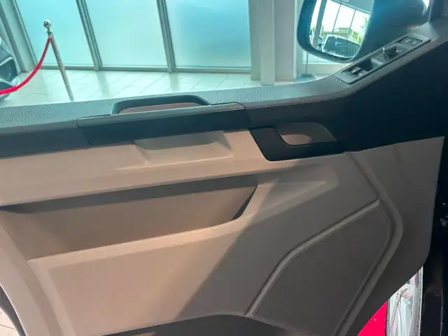 Volkswagen Transporter view 11