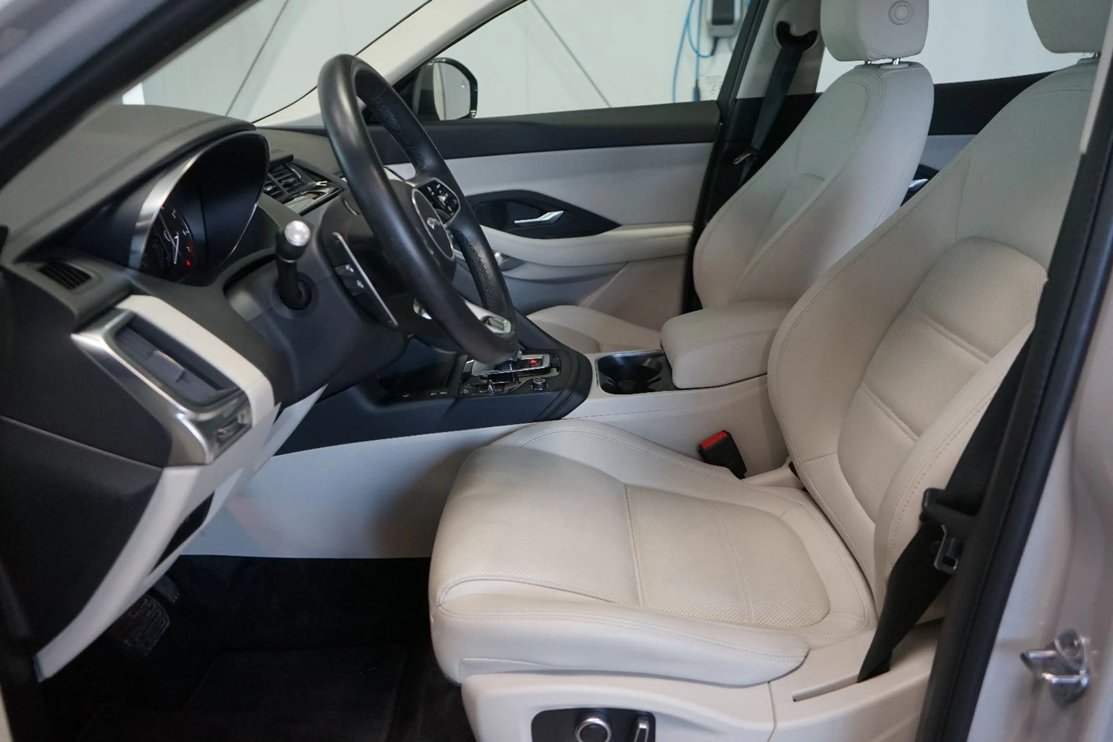 Jaguar E-Pace AWD SHZ+Leder+LED+360+Memory+KeylessEntry — photo 10