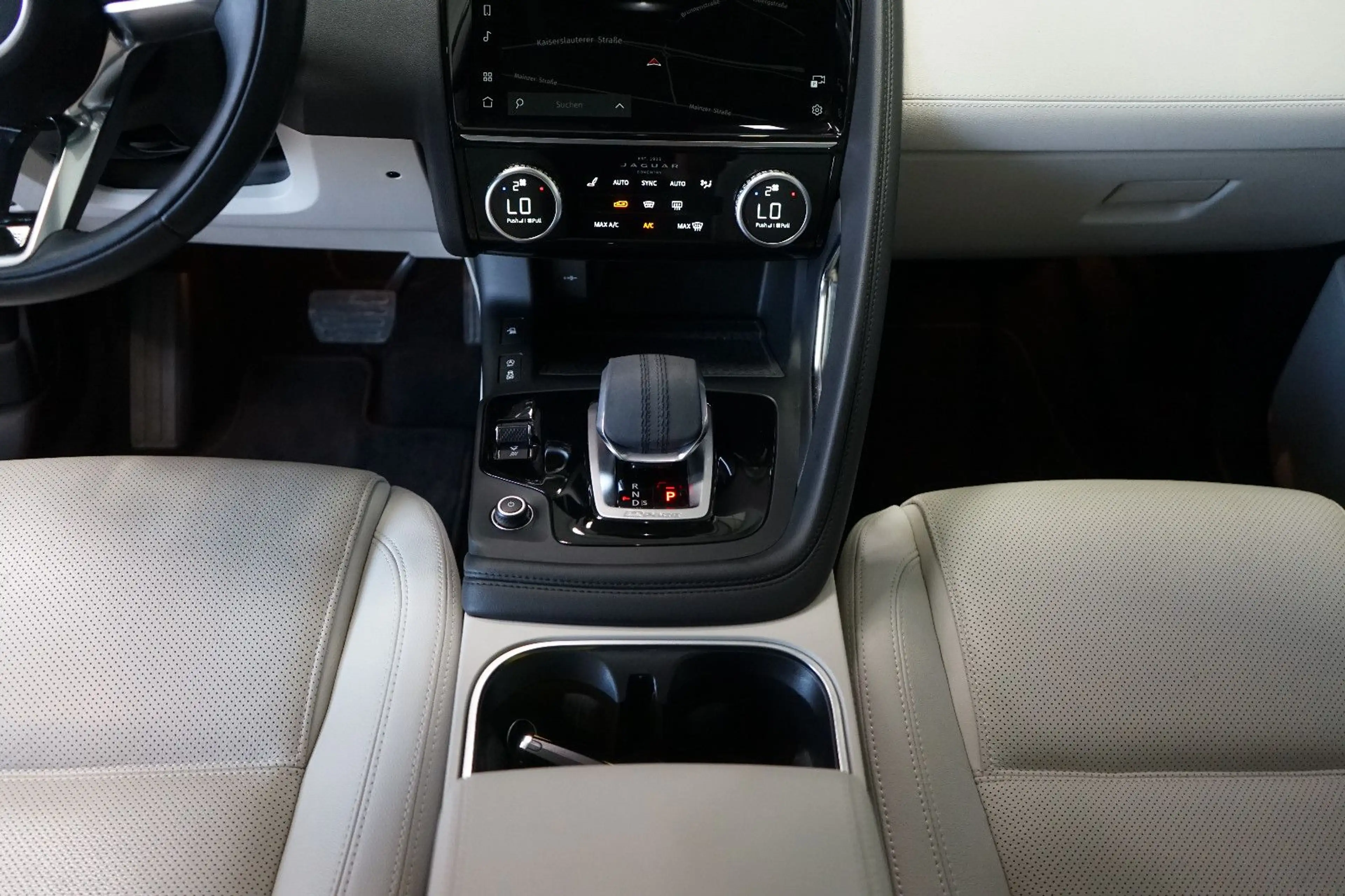 Jaguar E-Pace AWD SHZ+Leder+LED+360+Memory+KeylessEntry — photo 14