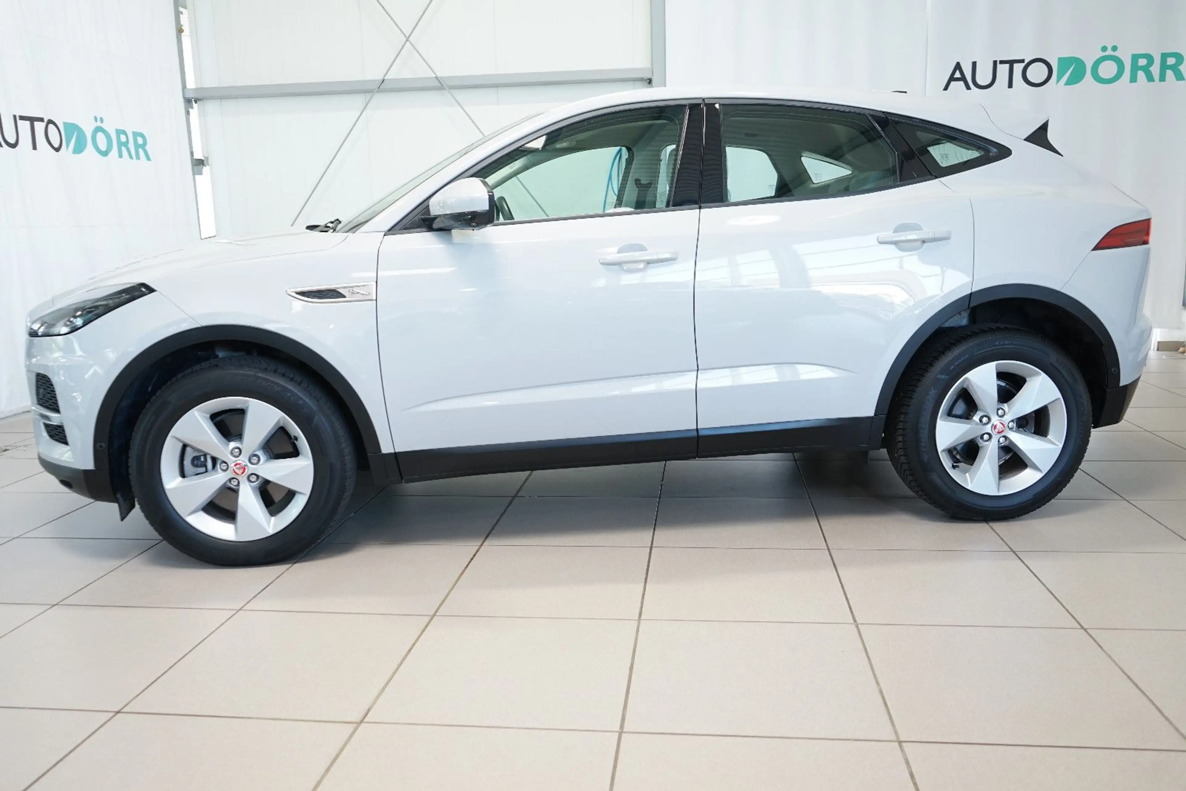 Jaguar E-Pace AWD SHZ+Leder+LED+360+Memory+KeylessEntry — photo 2