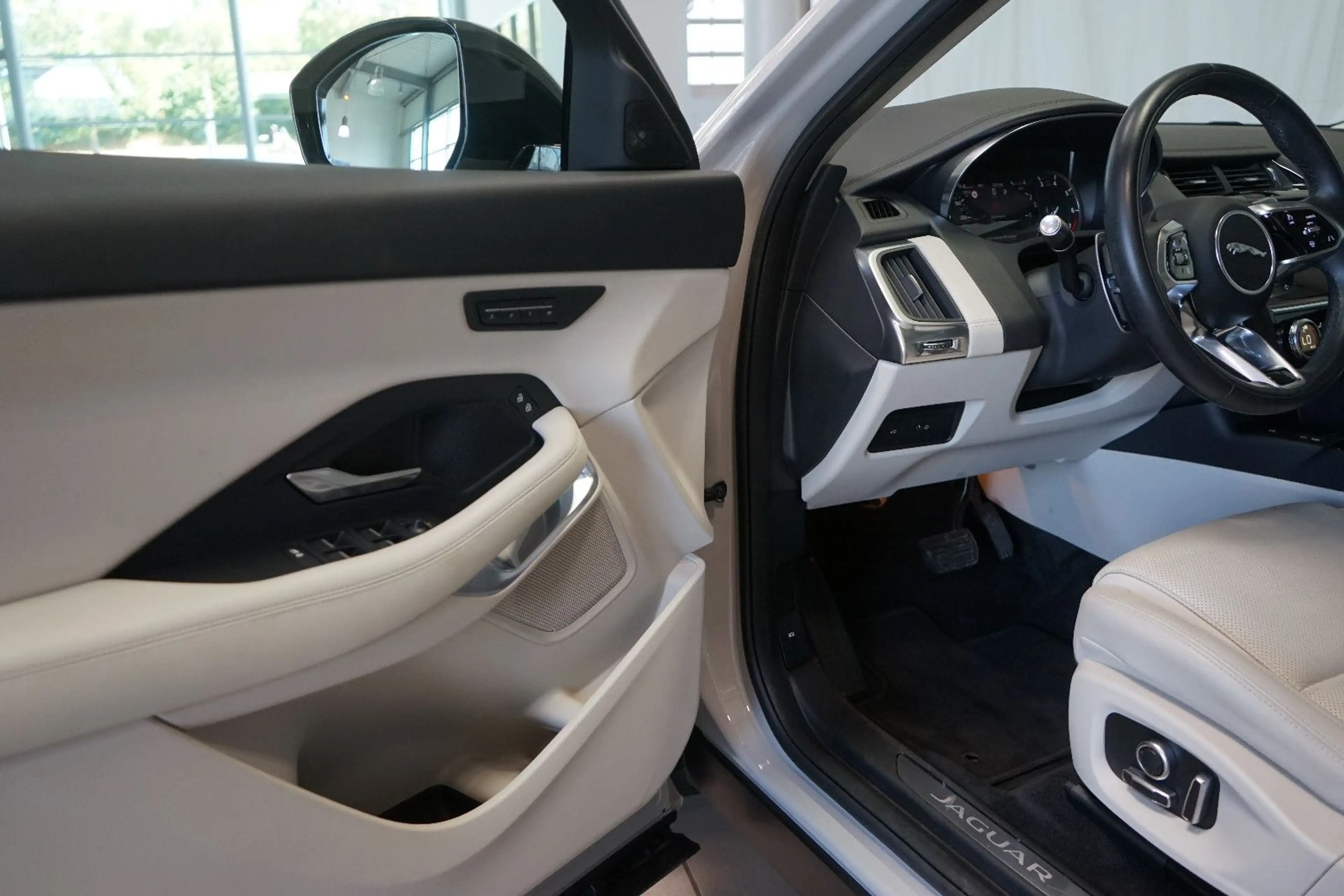 Jaguar E-Pace AWD SHZ+Leder+LED+360+Memory+KeylessEntry — photo 9