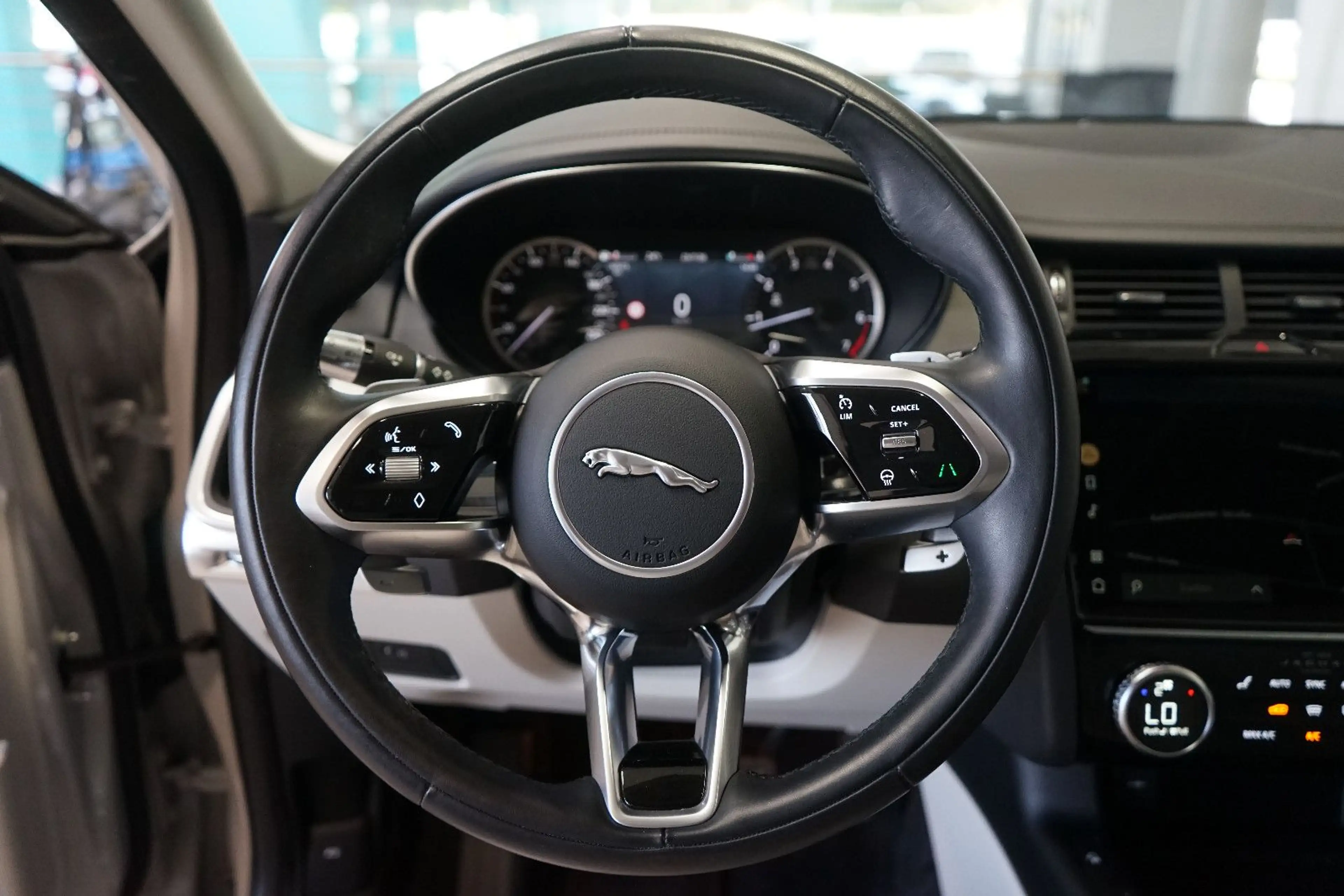 Jaguar E-Pace AWD SHZ+Leder+LED+360+Memory+KeylessEntry — photo 12
