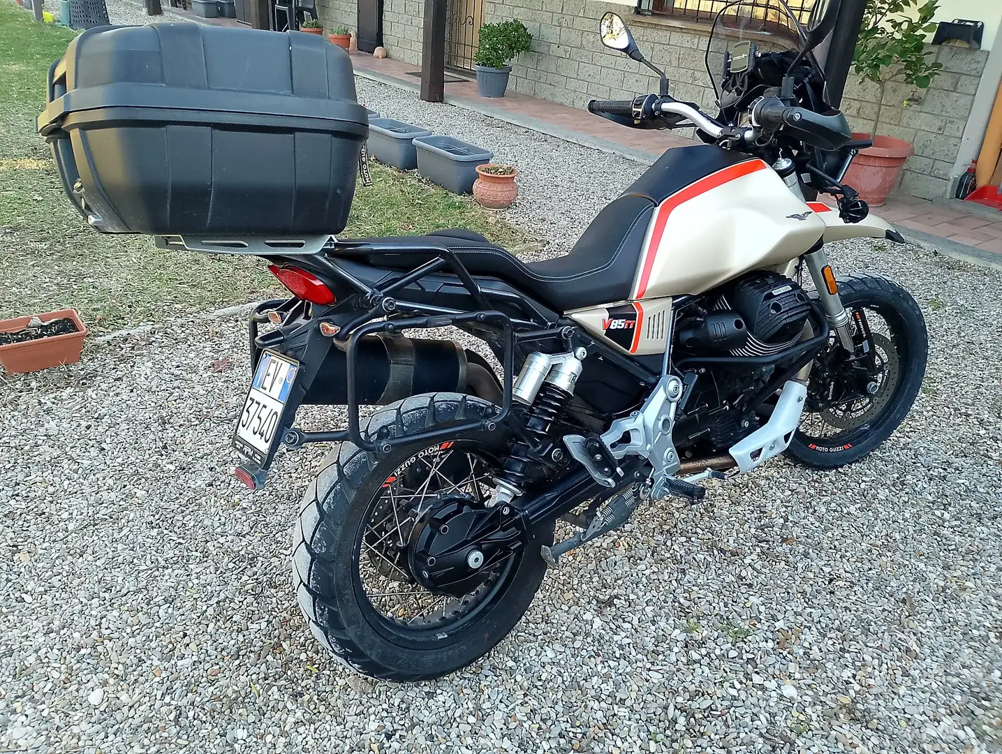 Moto Guzzi V 85 TT TRAVEL Bronce - 2