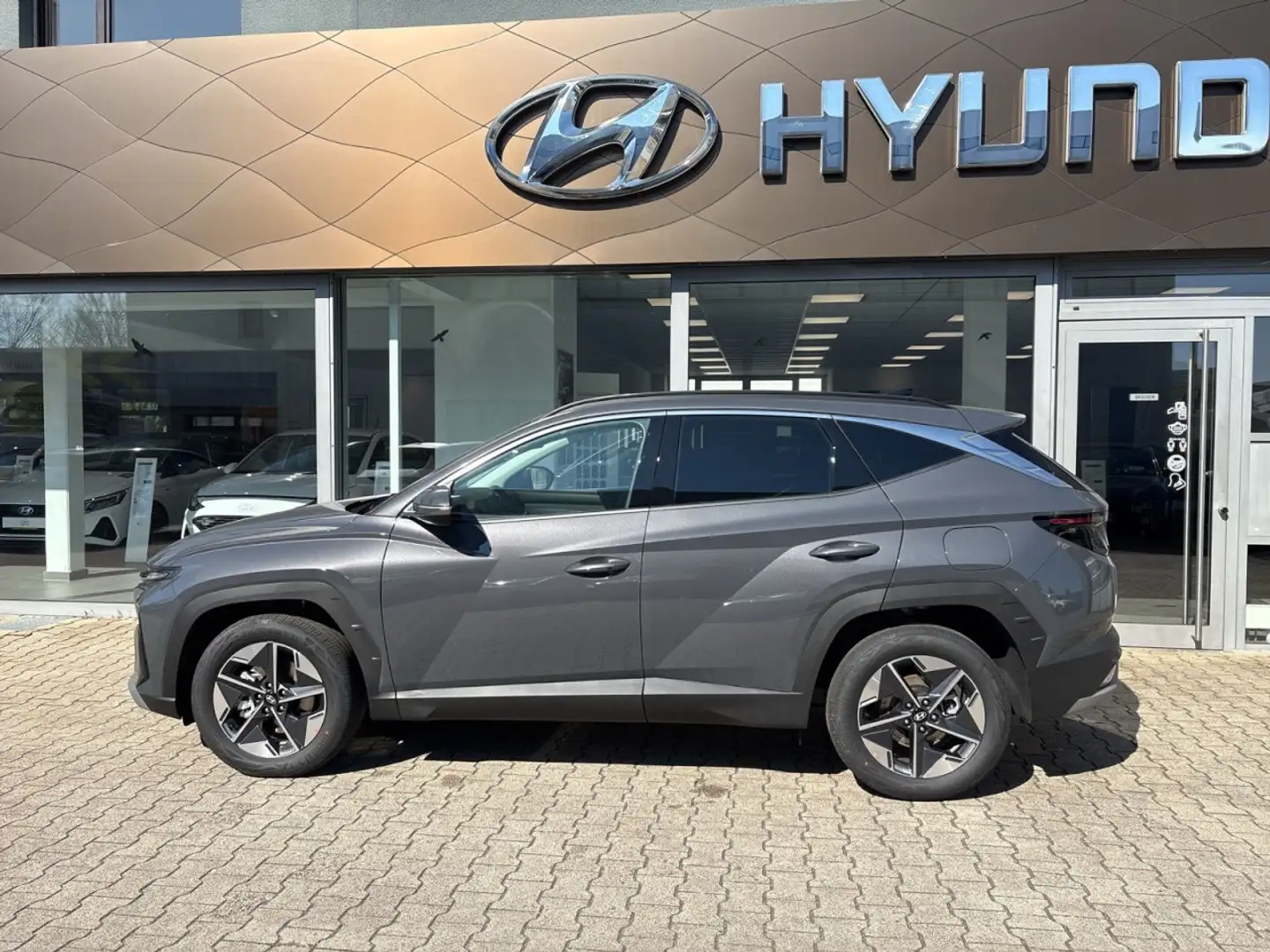 Hyundai TUCSON Trend Mild-Hybrid 4WD Klima Navi Rückfahrkamera Grau - 2