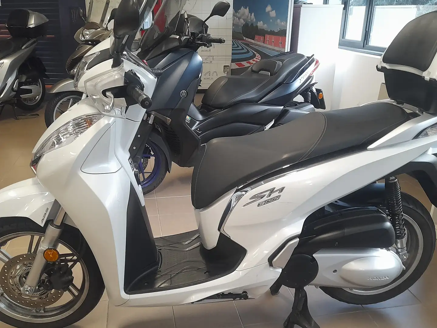 Honda SH 300 Alb - 1