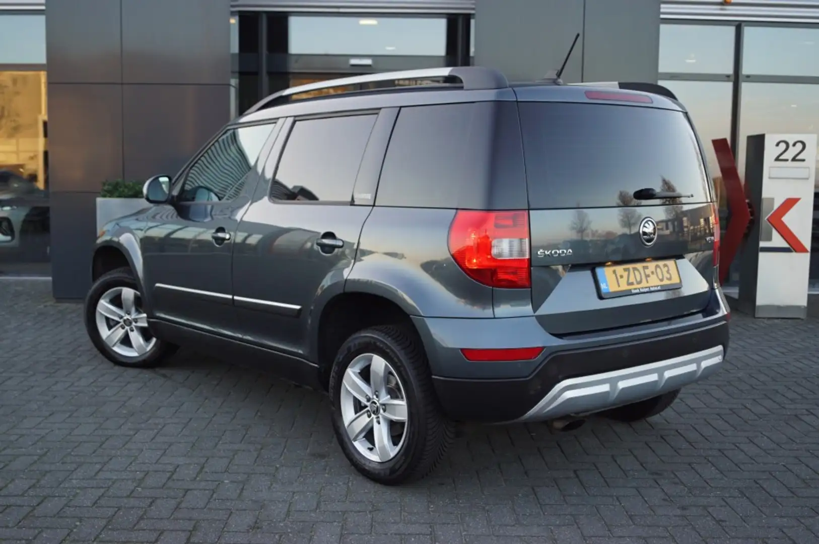 Skoda Yeti 1.2 TSI DSG Adventure 105pk / Navi / PDC Gris - 2