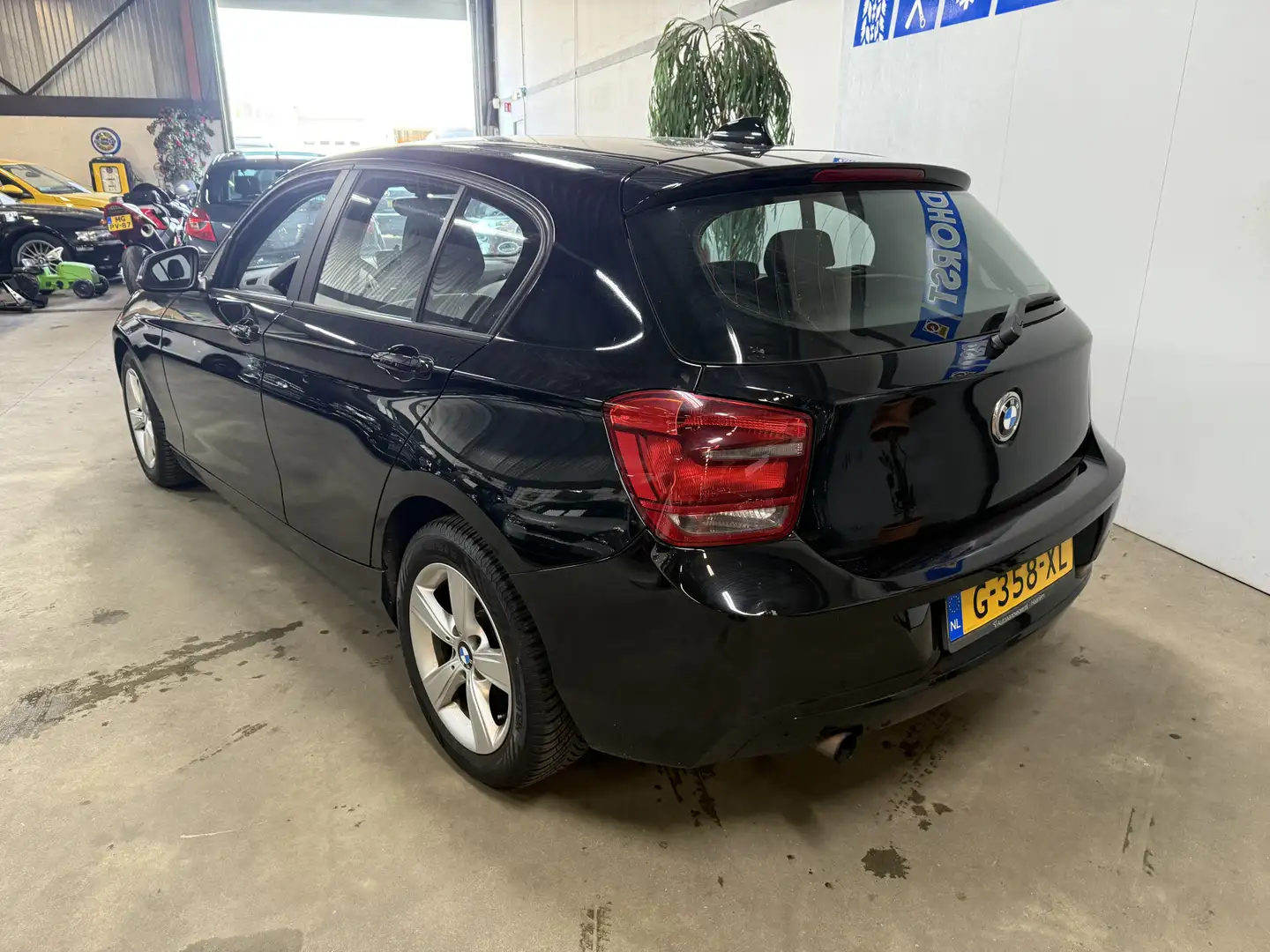 BMW 114 1-serie 114i EDE Executive Zwart - 2
