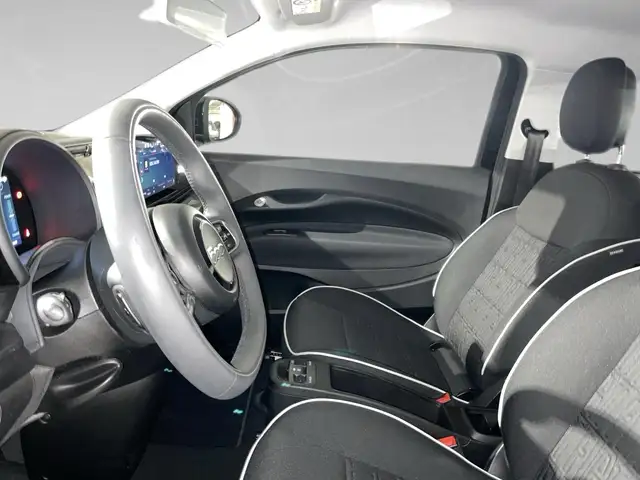 Fiat 500E view 4