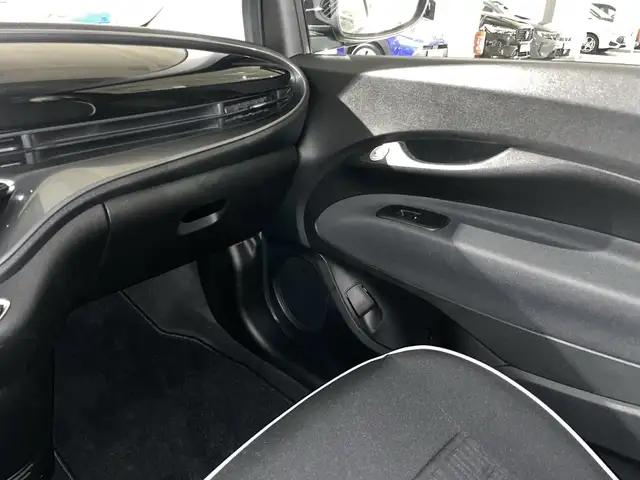 Fiat 500E view 9