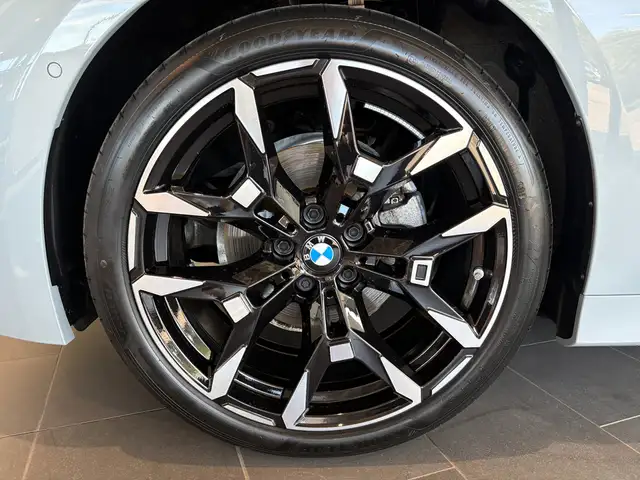 BMW 3 Series view 12