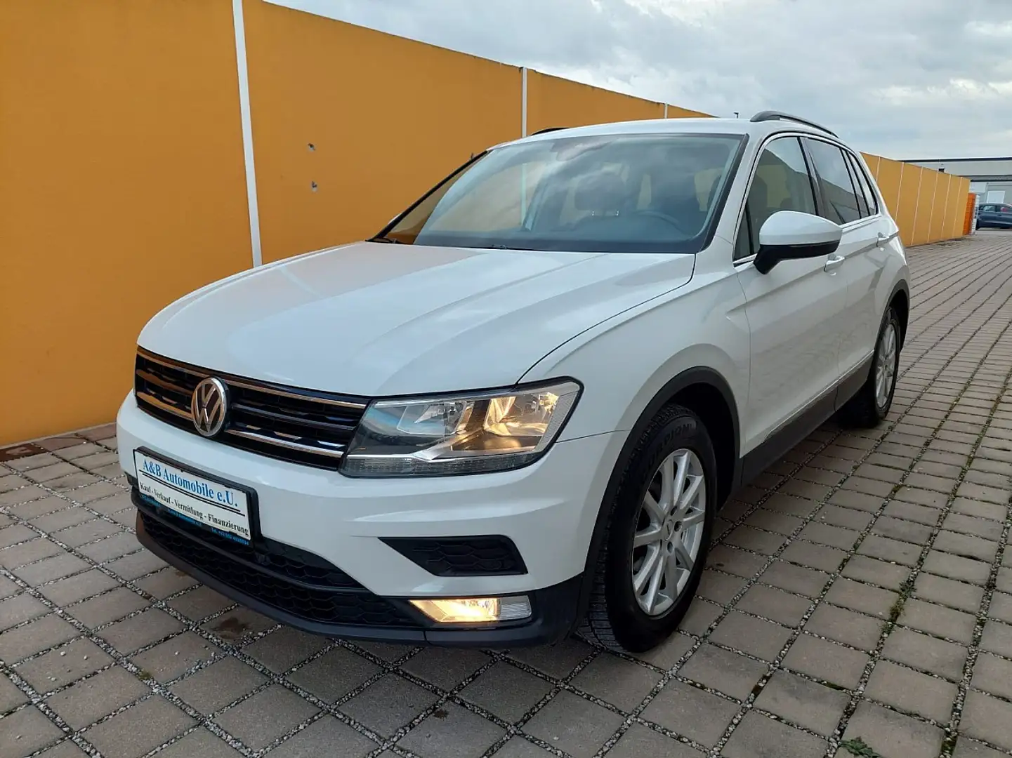 Volkswagen Tiguan 2,0 TDI SCR Comfortline ERSTER BESITZ Weiß - 1