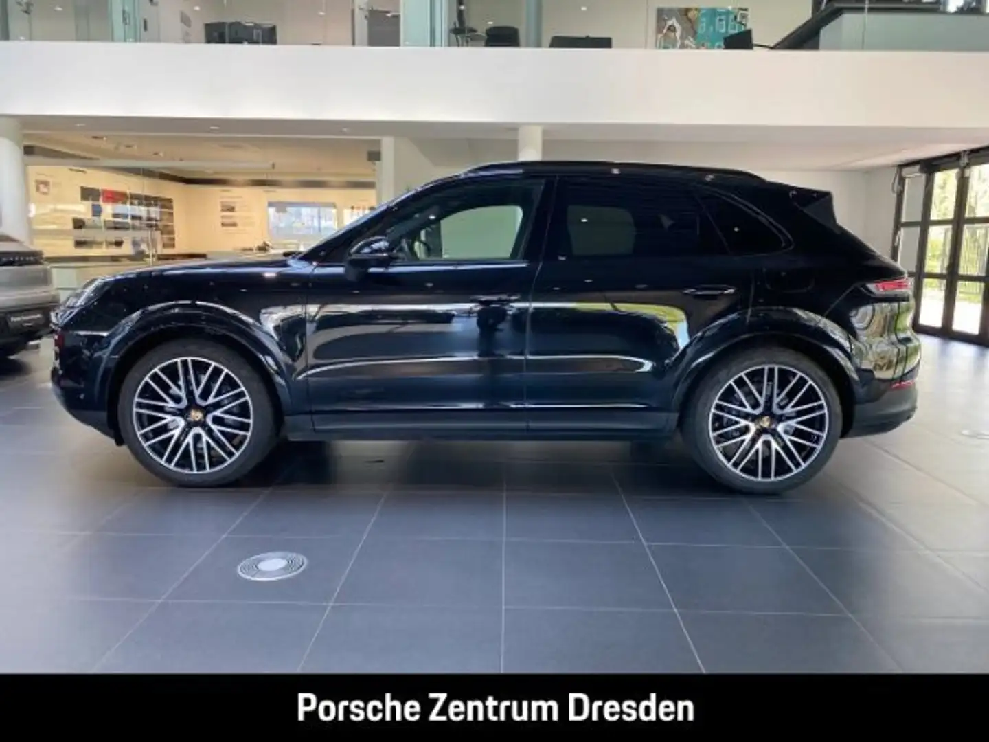 Porsche Cayenne E-Hybrid AHK SH v+h 22" Luft Inno Bose Schwarz - 2