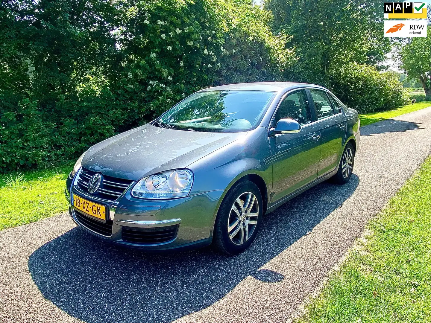 Volkswagen Jetta 1.6 FSI Comfortline Cruise|Clima|Trekhaak. Grijs - 1