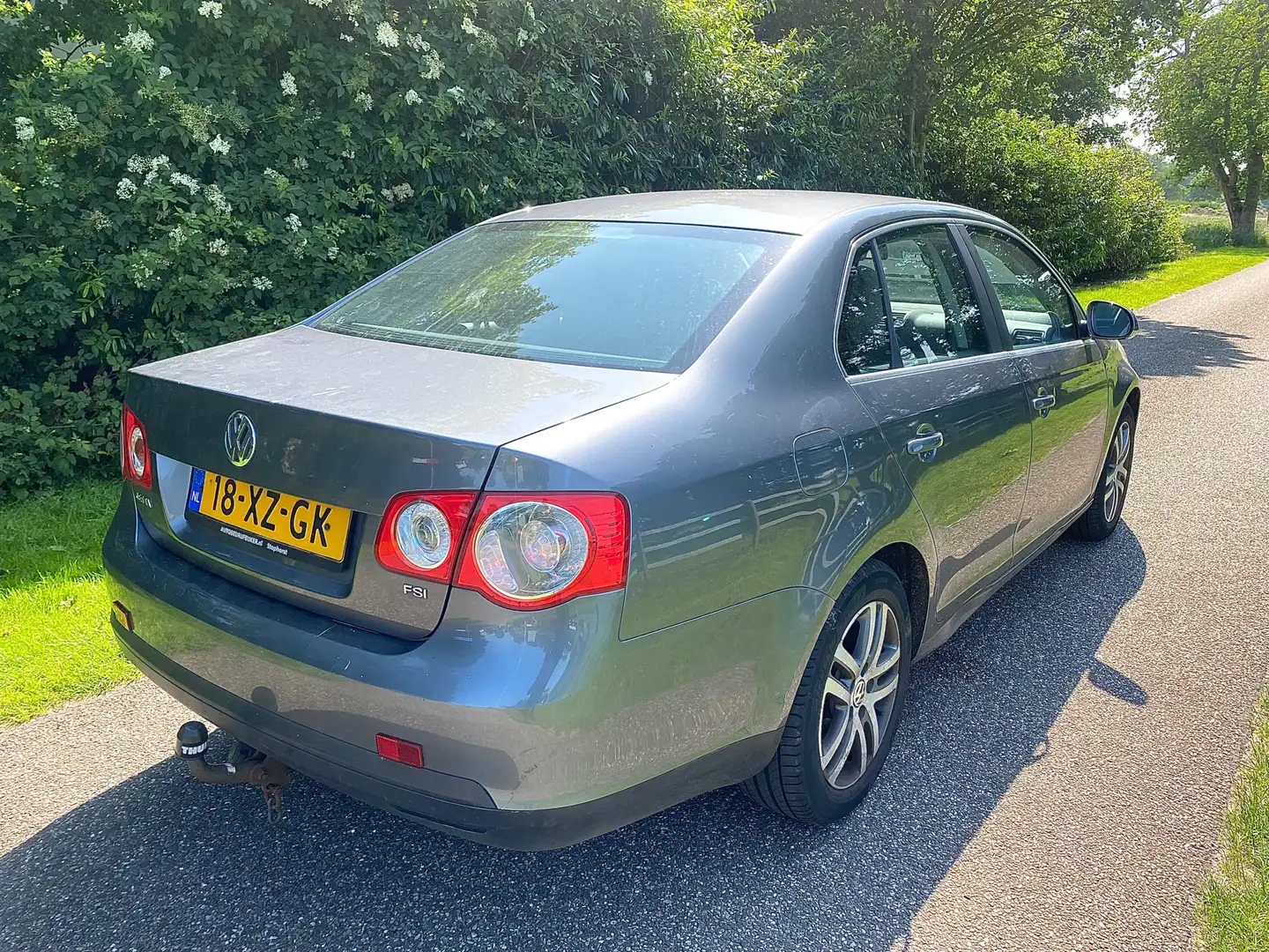 Volkswagen Jetta 1.6 FSI Comfortline Cruise|Clima|Trekhaak. Grijs - 2