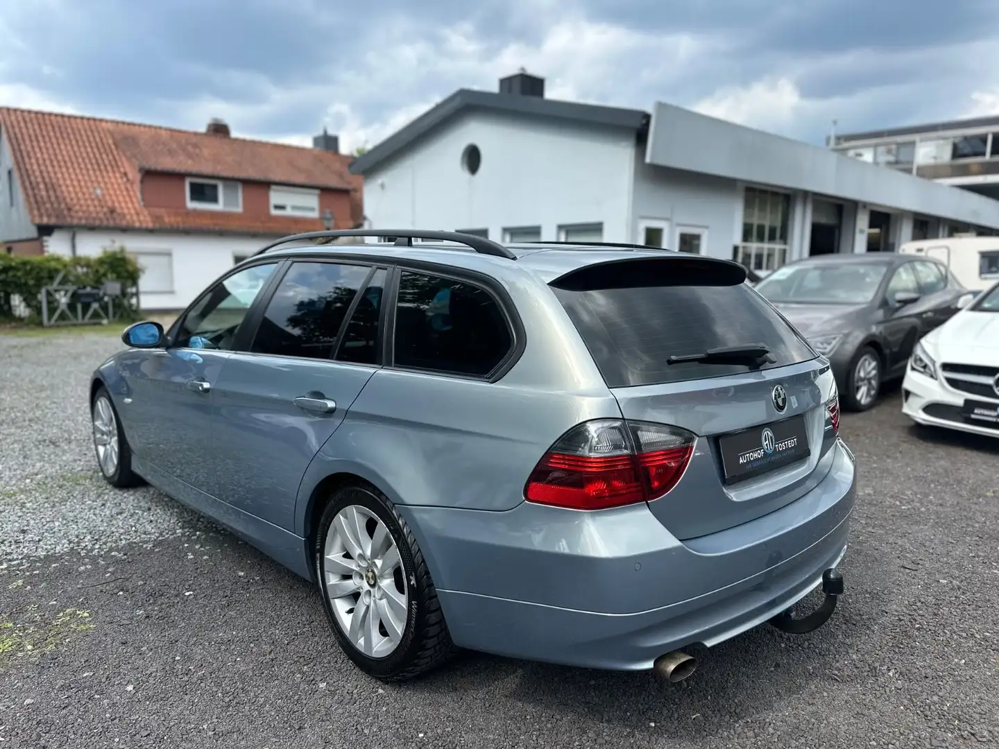 BMW 320 i Touring*AHK+MultiMedia+PDC*TÜV Neu - 2