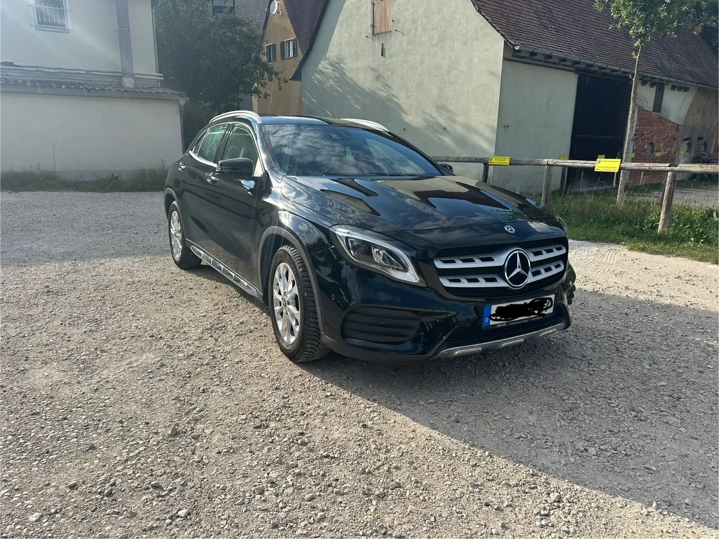 Mercedes-Benz GLA 200 GLA 200 AMG Line LED Navi DAB Schwarz - 2