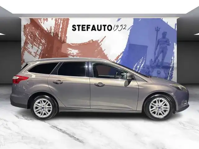 Ford Focus view 3