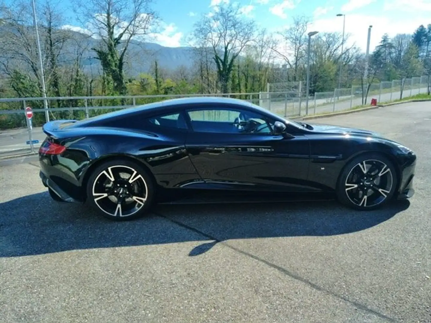 Aston Martin Vanquish Zwart - 1