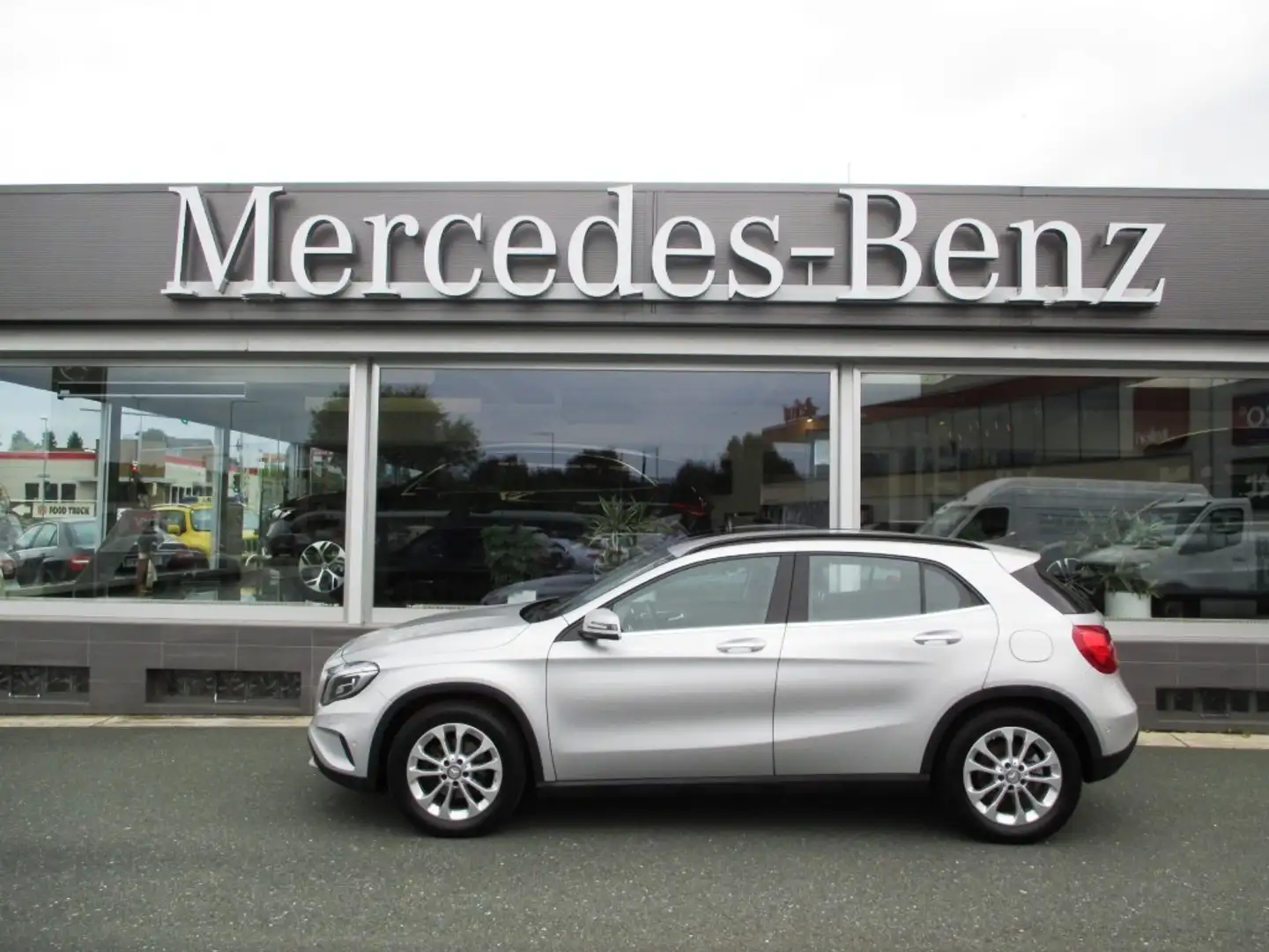 Mercedes-Benz GLA 200 d 4MATIC Style Line Stříbrná - 1