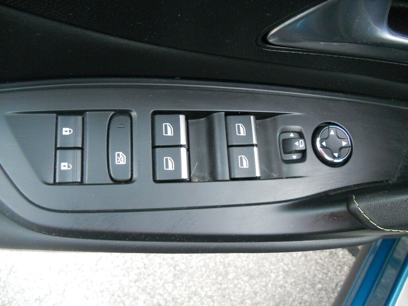 Peugeot 408 PHEV 180 e-EAT8 GT — photo 9