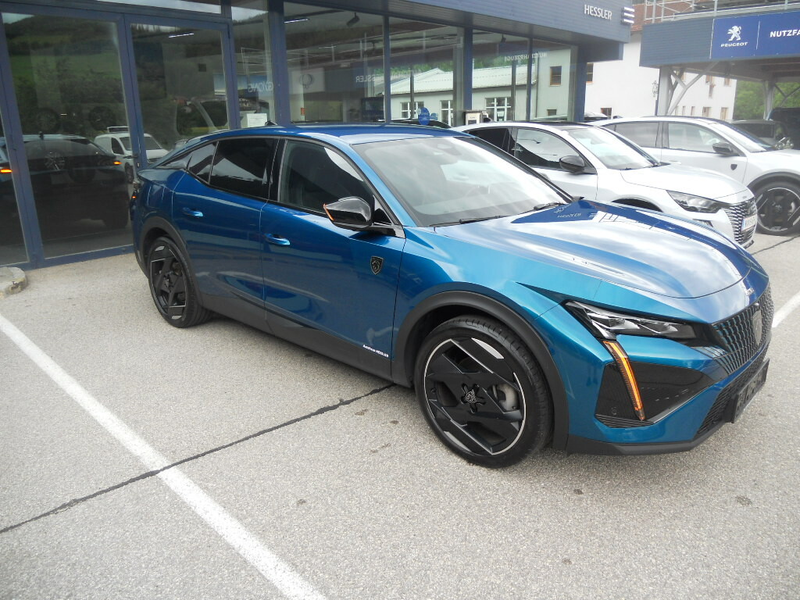 Peugeot 408 PHEV 180 e-EAT8 GT — photo 4