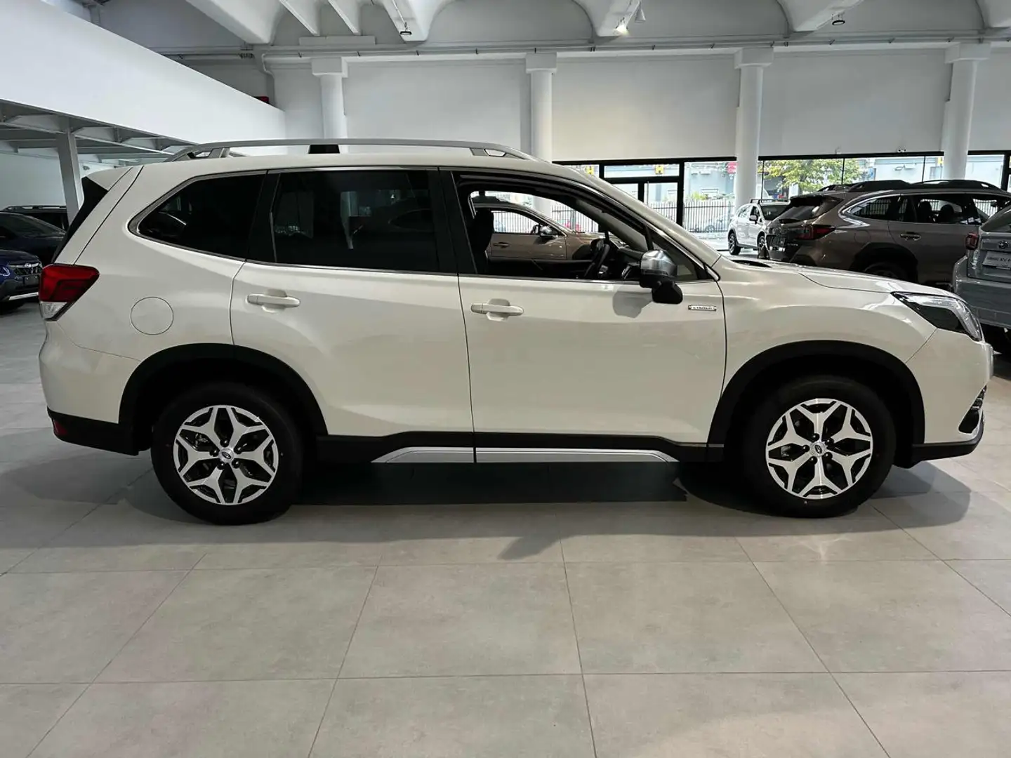 Subaru Forester 2.0 e-Boxer MHEV CVT Lineartronic Style Bianco - 2