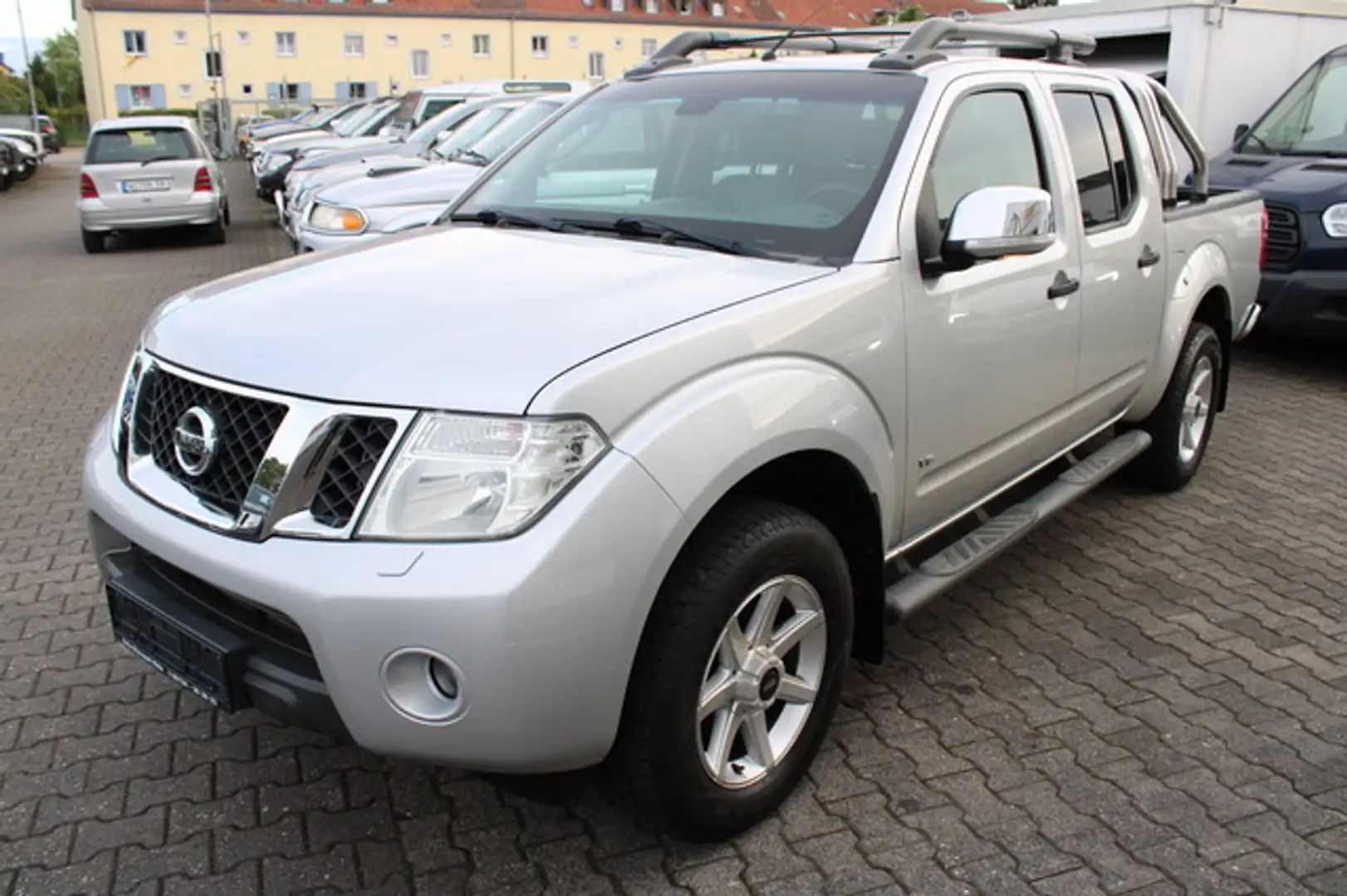 Nissan Navara Double Cab V6 4x4 *AHK*Gepflegt* Silber - 1