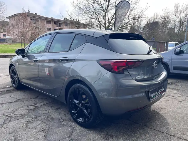 Opel Astra view 3