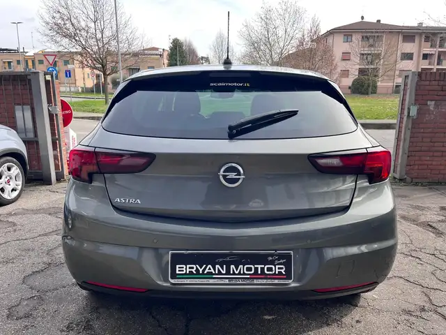 Opel Astra view 4