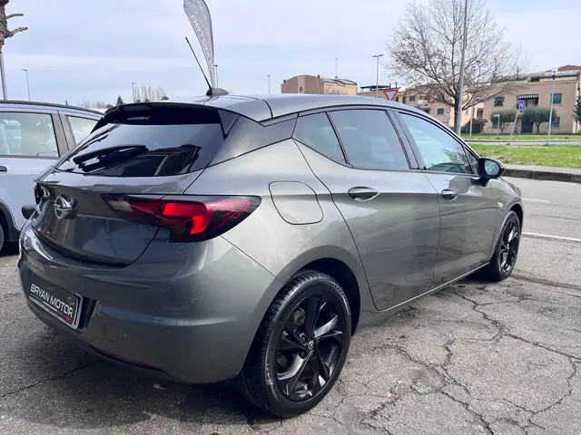 Opel Astra view 5