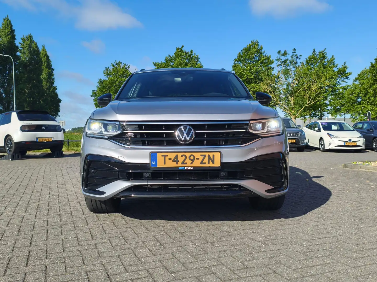 Volkswagen Tiguan Allspace 1.5 TSI R-Line 7p. Grijs - 2