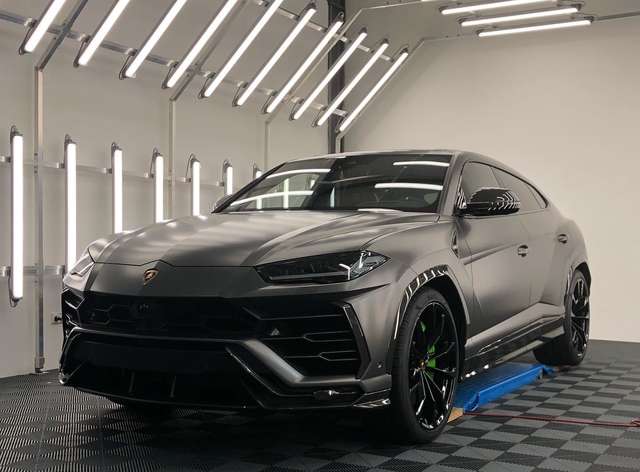 Imagine Lamborghini Urus MY21 Carbon Akrapovic Pano 23-Zoll Keramik