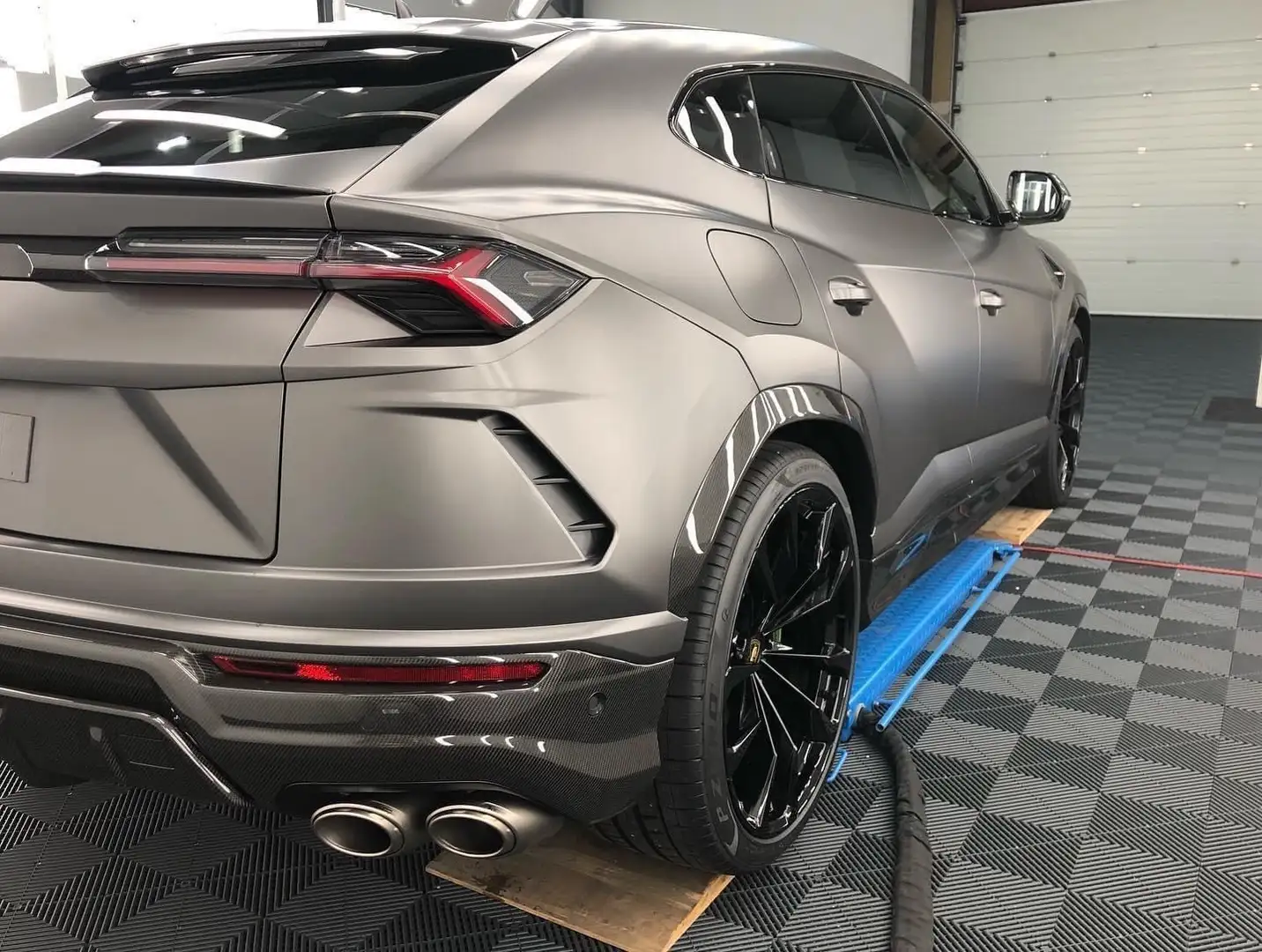 Lamborghini Urus MY21 Carbon Akrapovic Pano 23-Zoll Keramik Gris - 2